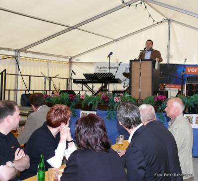 Umweltminister Mrsdorf berreicht nach seiner Rede Brgermeister Zimmer den letzten Frderbescheid fr das Projekt Aula.